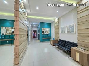 un vestíbulo de una tienda con un sofá de cuero negro en Apt Centro 3 quartos 2 banheiros com garagem, en Foz do Iguaçu