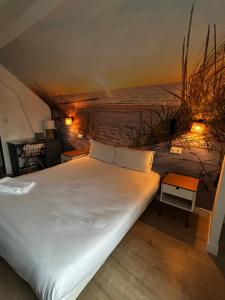 una cama en una habitación con vista al mar en Hotel Eden, en Saint-Malo