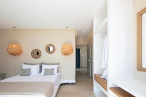 A bed or beds in a room at Seafront elegant villas, with infinity pools & devine views!