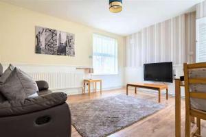 TV a/nebo společenská místnost v ubytování Travellers Economic Stays in Orrell Park