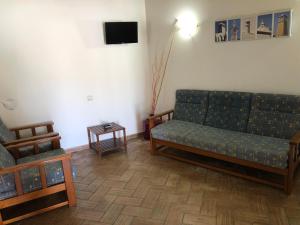 un soggiorno con un divano e una TV di SOLAR DOS AVÓS a Guia