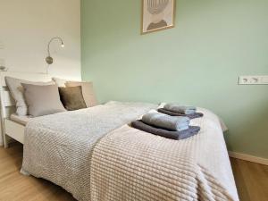 una camera da letto con un letto con asciugamani sopra di Ferienwohnung Traumpanorama im HerberHaus Hunsrück a Hattgenstein