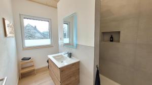 Ένα μπάνιο στο Ferienwohnung Traumpanorama im HerberHaus Hunsrück +34 φωτογραφίες