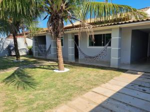 アラルアマにあるCasa Araruama, Região dos Lagosの庭のヤシの木のある家