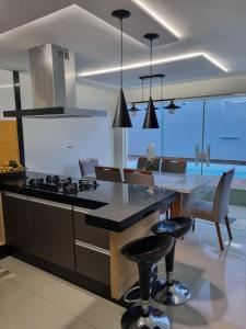 アラルアマにあるCasa Araruama, Região dos Lagosのカウンタートップ付きの大きなアイランドキッチン