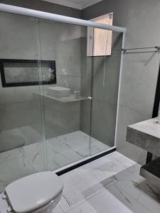 アラルアマにあるCasa Araruama, Região dos Lagosのシャワー、トイレ、洗面台付きのバスルーム