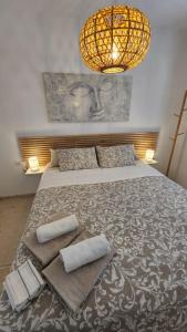una camera da letto con un letto grande con due asciugamani sopra di 142 - Livingtarifa Mango a Tarifa