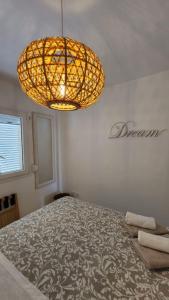 una camera da letto con un letto e un lampadario di 142 - Livingtarifa Mango a Tarifa