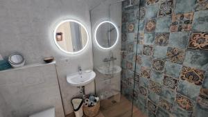 bagno con lavandino e 2 specchi di 142 - Livingtarifa Mango a Tarifa