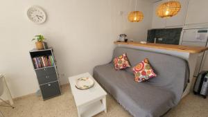 un soggiorno con un divano grigio e un tavolo di 142 - Livingtarifa Mango a Tarifa