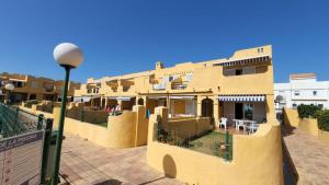 un edificio giallo con un lampione di fronte di 142 - Livingtarifa Mango a Tarifa