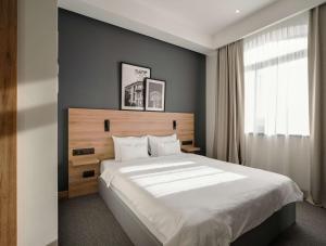 Un dormitorio con una cama grande y una ventana. en Radisson Hotel & Spa Gyumri, en Gyumri 143 fotos más