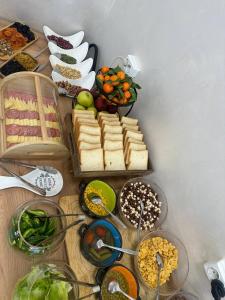 una mesa con sándwiches y otros alimentos. en Kerben Hotel, en Naryn