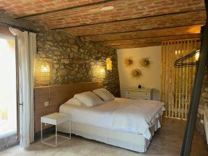 Postel nebo postele na pokoji v ubytování Historic Bastide With Private Pool In The Luberon + 15 fotografií