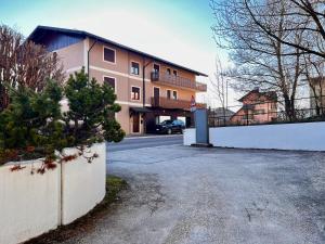 a building with a fence next to a parking lot at Strategico per escursioni - Balcone con Vista in Gallio