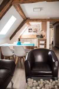IgersheimにあるApartment 06のリビングルーム(テーブル、革張りの椅子付)
