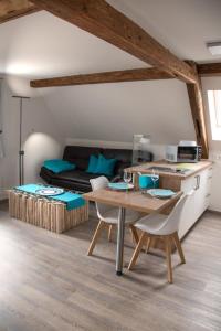 een woonkamer met een tafel en een bank bij Apartment 05 in Igersheim