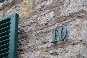 een stenen muur met het nummer erop bij Apartment 05 in Igersheim