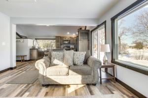 Χώρος καθιστικού στο Boat Dock Riverfront Oconto Home!