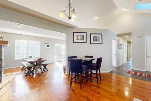 una sala da pranzo e un soggiorno con tavolo e sedie di Green Cottage a McMinnville
