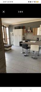 a kitchen with a table and chairs in a room at Casa Callisto in Asti