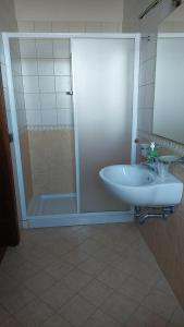A bathroom at Uliveto Garden
