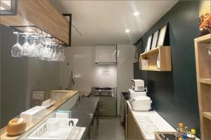 Kuchyň nebo kuchyňský kout v ubytování &AND HOSTEL AKIHABARA