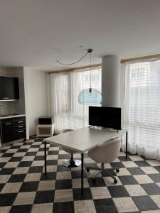 a kitchen with a table and a chair in a room at Schönste Lage an der Donau 1 in Neu Ulm