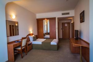 Μια τηλεόραση ή/και κέντρο ψυχαγωγίας στο Hotel Sevlievo Plaza