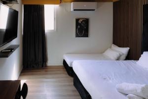 Rúm í herbergi á Rich Boutique Hotel