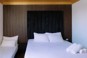 Rúm í herbergi á Rich Boutique Hotel