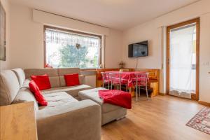 a living room with a couch and a table at Strategico per escursioni - Balcone con Vista in Gallio