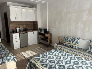 ソゾポルにあるNiya Apartments Kavaci Sozopolのベッドのある寝室とシンクのあるキッチン +41枚の写真