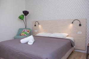 Rúm í herbergi á Rich Boutique Hotel