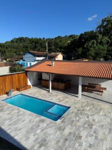 a swimming pool on the roof of a house at Suítes Betel in Paraty