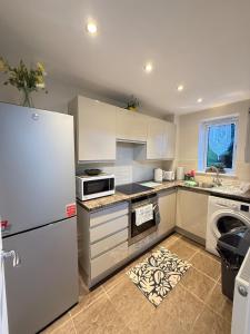 Kuchyň nebo kuchyňský kout v ubytování Flat in Surrey
