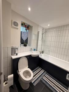 Koupelna v ubytování Flat in Surrey + 37 fotografií