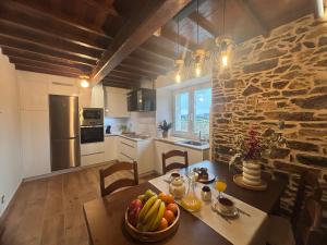 A kitchen or kitchenette at Casa Tarrío con Piscina - Santiago de Compostela