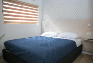 Rúm í herbergi á Rich Boutique Hotel