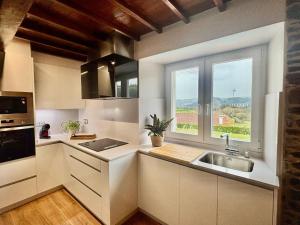 A kitchen or kitchenette at Casa Tarrío con Piscina - Santiago de Compostela