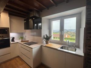 A kitchen or kitchenette at Casa Tarrío con Piscina - Santiago de Compostela