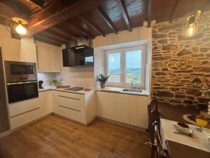A kitchen or kitchenette at Casa Tarrío con Piscina - Santiago de Compostela
