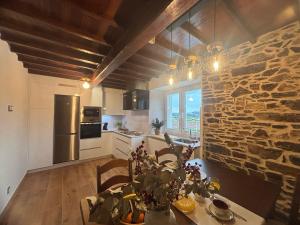 A kitchen or kitchenette at Casa Tarrío con Piscina - Santiago de Compostela