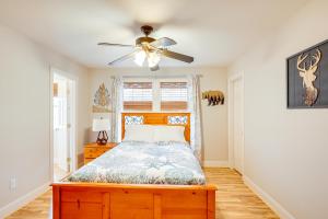 una camera da letto con un letto e un ventilatore a soffitto di Dock, Decks and Views Lakefront Cottage a Jewett