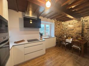 A kitchen or kitchenette at Casa Tarrío con Piscina - Santiago de Compostela