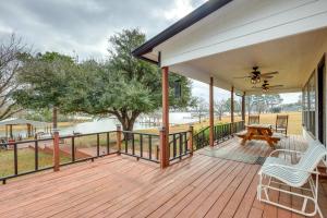 un ampio terrazzo con tavolo e sedie di Dock, Decks and Views Lakefront Cottage a Jewett