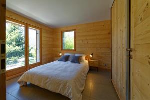 Postel nebo postele na pokoji v ubytování Logement 3 étoiles avec vue imprenable sur les montagnes, ski bus