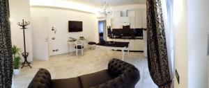 Χώρος καθιστικού στο Alloggio Turistico Giulietta e ROMEO - INTERO APPARTAMENTO - Villafranca di Verona, Zimmer, Holiday Rooms