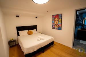 Rúm í herbergi á Rich Boutique Hotel