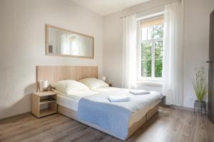 Giường trong phòng chung tại 4 Apartamenty W Centrum